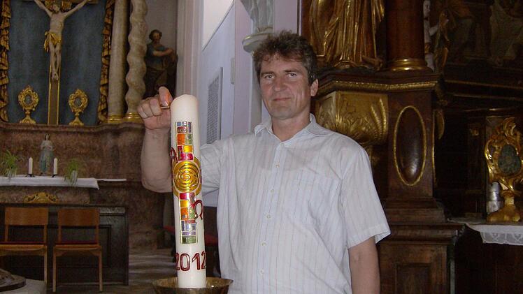 Alexander Hornung freut sich, Pfarrer bleiben zu dürfen. Foto: Malbrich
