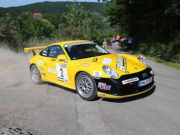Rainer Noller und Stefan Kopczyk feiern im Porsche 996 GT3 RS einen ungefährdeten Start-Ziel-Sieg. Fotos: privat