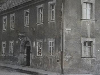 In der Hauptstraße 20 befand sich die Praxis des Baders Stefan Weber. Über der Tür ragt das Nasenschild mit dem symbolischen Spiegel als ein Zunftzeichen der Friseure. Repros: Siegfried Sesselmann