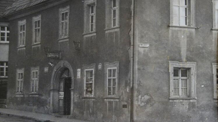 In der Hauptstraße 20 befand sich die Praxis des Baders Stefan Weber. Über der Tür ragt das Nasenschild mit dem symbolischen Spiegel als ein Zunftzeichen der Friseure. Repros: Siegfried Sesselmann