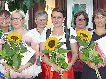 Die drei Besten der hauswirtschaftlichen Ausbildungsrichtungen wurden mit Präsenten und Preisen bedacht. Unser Bild zeigt (von links) stellvertretende Ländrätin Christa Reinert-Heinz aus Bayreuth, Waltraud Seuß, Kristin Zapf, Gertrud Kolb, Katharina Feulner, Bildungsberaterin Karin Wittmann, Julia Herrmann und Ernst Heidrich, den Leiter des Bildungswerkes.  Foto: Klaus-Peter Wulf