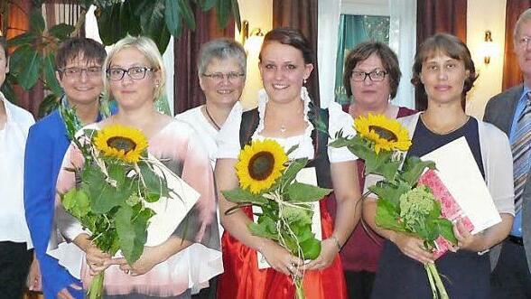 Die drei Besten der hauswirtschaftlichen Ausbildungsrichtungen wurden mit Präsenten und Preisen bedacht. Unser Bild zeigt (von links) stellvertretende Ländrätin Christa Reinert-Heinz aus Bayreuth, Waltraud Seuß, Kristin Zapf, Gertrud Kolb, Katharina Feulner, Bildungsberaterin Karin Wittmann, Julia Herrmann und Ernst Heidrich, den Leiter des Bildungswerkes.  Foto: Klaus-Peter Wulf
