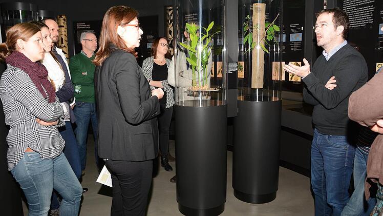 Gewürzexpertin Manuela Mahn erläuterte im Botanikum des Gewürzmuseums Besonderheiten, Herkunft und Verwendung verschiedener Gewürze.  Foto: Dagmar Besand