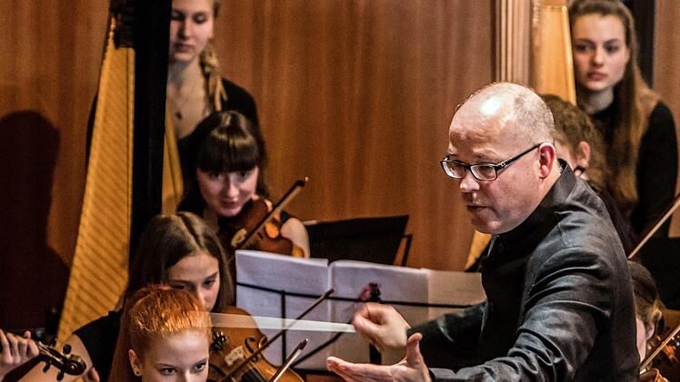 Impressionen vom Oster-Konzert des Jugend-Symphonie-Orchesters Oberfranken im Coburger Kongresshaus: Dirigent Till Fabian Weser.Foto: Jochen Berger