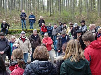 Über 120 Wanderer auf dem "Weg durch die Zeit". Unterwegs gab es Informationen und Geschichten. Foto: Doris Bauer