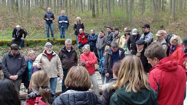 Über 120 Wanderer auf dem "Weg durch die Zeit". Unterwegs gab es Informationen und Geschichten. Foto: Doris Bauer