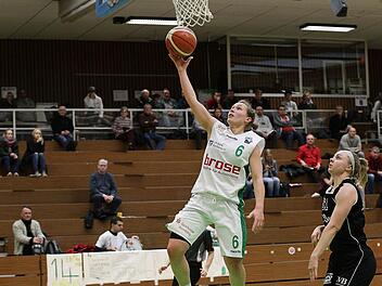 Mara M&uuml;nder (l.), die wie Tonia Lohnei&szlig; die DJK Brose studienbedingt verl&auml;sst, erzielte in ihrem vorerst letzten Spiel f&uuml;r die Bambergerinnen acht Punkte. Foto: sportpress