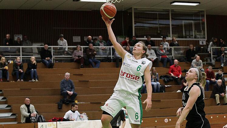 Mara M&uuml;nder (l.), die wie Tonia Lohnei&szlig; die DJK Brose studienbedingt verl&auml;sst, erzielte in ihrem vorerst letzten Spiel f&uuml;r die Bambergerinnen acht Punkte. Foto: sportpress