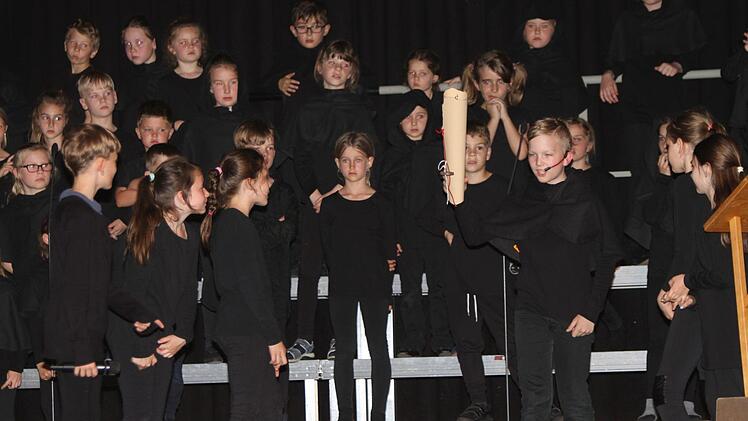 Martin Luther (3. von rechts) mit Bannandrohungsbulle. Foto: Günther geiling