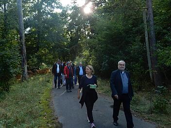 Noch steht der Wald auf der "Muna" unangetastet, hier bei einer Besichtigung durch den Stadtrat. Doch für einen 60 Hektar großen Teil werden Ausgleichsflächen gesucht.   Foto: Wehner