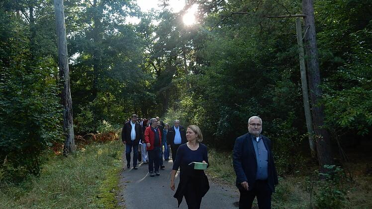 Noch steht der Wald auf der "Muna" unangetastet, hier bei einer Besichtigung durch den Stadtrat. Doch für einen 60 Hektar großen Teil werden Ausgleichsflächen gesucht.   Foto: Wehner