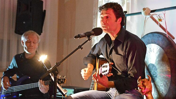 Stefan Schael an der Gitarre und Volker Waldau am E-Bass.  Foto: Björn Hein