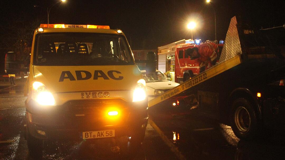 Unfall Bayreuth: Feuerwehr rettet Frau aus Auto