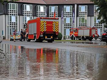 Auch die Luitpoldstraße stand unter Wasser. Das Achat-Hotel (im Hintergrund) war schon beim Pfingsthochwasser 2017 schwer beschädigt worden. Fotos: Katrin Geyer