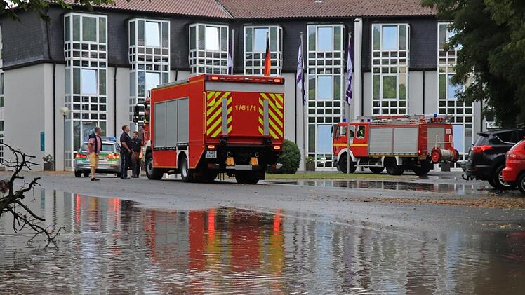 Auch die Luitpoldstraße stand unter Wasser. Das Achat-Hotel (im Hintergrund) war schon beim Pfingsthochwasser 2017 schwer beschädigt worden. Fotos: Katrin Geyer