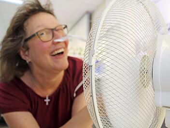 Verkäuferin Andrea Hoppe hat gut Lachen, denn dieser Ventilator ist unverkäuflich und gehört zu ihrem Arbeitsplatz.