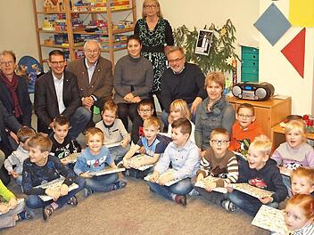 Anna-Maria Reuter, Werner Lindner, Christine Luptowicz und Helena Heid (hinten von rechts) sowie die Kinder bedankten sich herzlich bei den Vertretern des Lions Clubs. Foto: Alfred Thieret