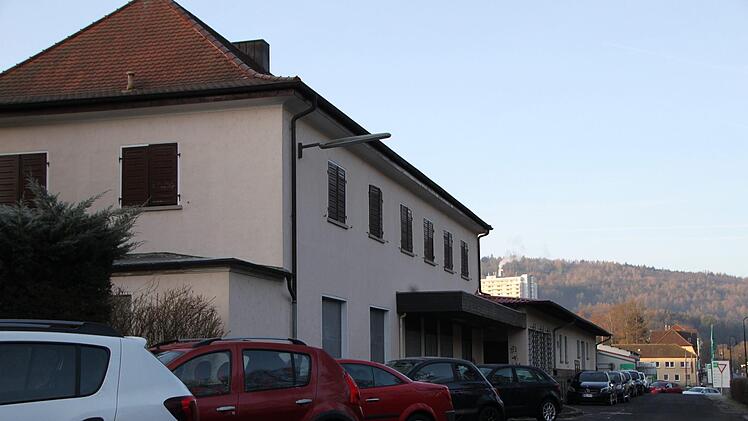Gegenüber der Klinik steht das alte Bahnhofsgebäude - auch das wäre ein denkbarer Standort für ein Ärztehaus. Foto: Ulrike Müller