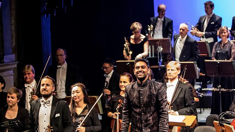Reichlich Beifall gab es für GMD-Aspirant Harish Shankar und den Solisten Markus Riepertinger im Landestheater.Jochen Berger