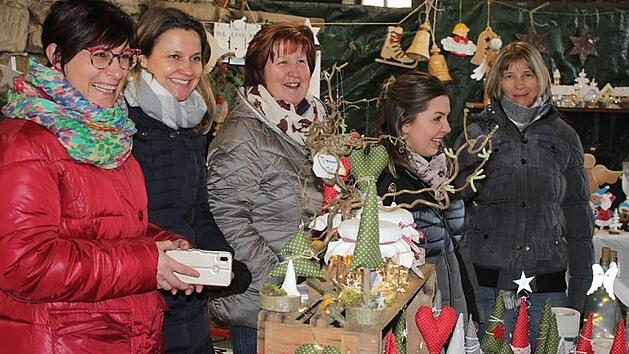 Viel Spa&szlig; hatten diese Damen aus Wohnsig beim Besichtigen des Scheunenmarktes. Foto: Roland Dietz