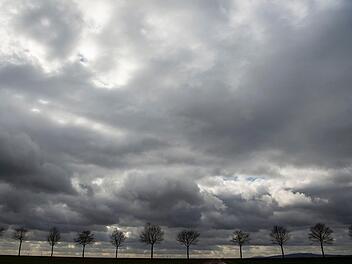 Nach den Vorhersagen der Meteorologen soll es auch in den kommenden Tagen bew&ouml;lkt und regnerisch bleiben. Symbolfoto: Dorothee Barth/dpa