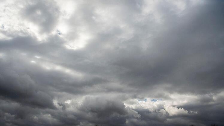 Nach den Vorhersagen der Meteorologen soll es auch in den kommenden Tagen bewölkt und regnerisch bleiben. Symbolfoto: Dorothee Barth/dpa