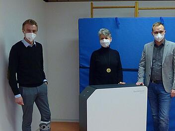 Im Turnraum der Oerlenbacher KiTa wurden die letzten UVC-Luftentkeimer montiert. Daniel Höchemer (links) und sein Team übernahmen die fachgerechte Aufstellung, Kita-Leiterin Ilona Galozy und Bürgermeister Nico Rogge (rechts) freuen sich für die Kinder und deren Eltern. Foto: Hans-Peter Hepp