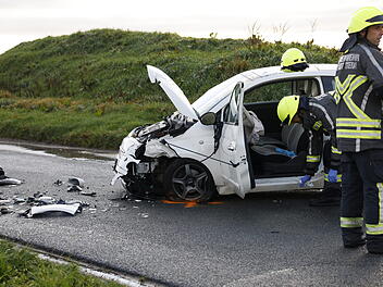 Frontalzusammenstoß zwischen zwei Kleinwägen Frontalzusammenstoß zwischen zwei Kleinwägen