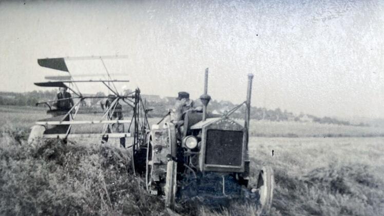 Die M&auml;hdrescher der 1950er-Jahre haben wenig &Auml;hnlichkeit mit den gro&szlig;en Fahrzeugen der Gegenwart.