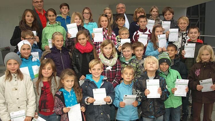 42 Starter haben das Jugendsportabzeichen in diesem Jahr in Oerlenbach erworben.  Foto: Stefan Geiger