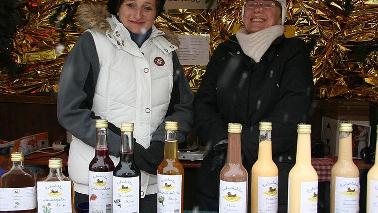 "Das einzige Rezept, um nicht anzufrieren, ist Glühwein", raten Yvonne Ott und Birgit Heiß vom Eierpunsch-Stand.