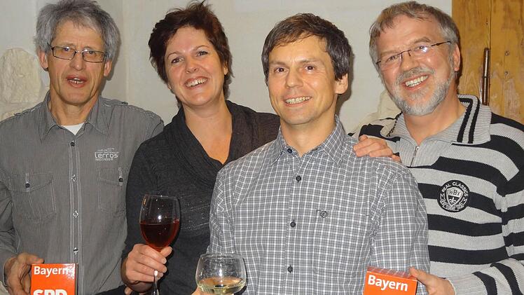 Ein bewährtes Team leitet weiterhin die Geschicke des SPD-Ortsvereins. Kassier Herbert Kutschera, Schriftführerin Christine Golm, Vorsitzender Gerhard Uhl und sein Stellvertreter Günter Hendricks. Foto: Stühler