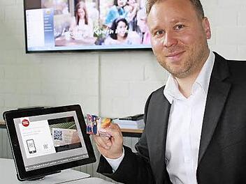 Eine kleine Karte für den Kunden und ein iPad für die Firmen. So sieht die Grundausstattung für die neue Ebern-Card aus. Thomas Ötinger erläutert das Grundprinzip. Foto: Katharina Becht