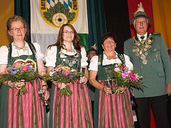 Damenkönigshaus: 1. Ritter Ursula Osterlänger, Damenkönigin Silke Kalb, 2. Ritter Elke Jäkel und Schützenmeister Siegfried Jäkel. - Foto:kag