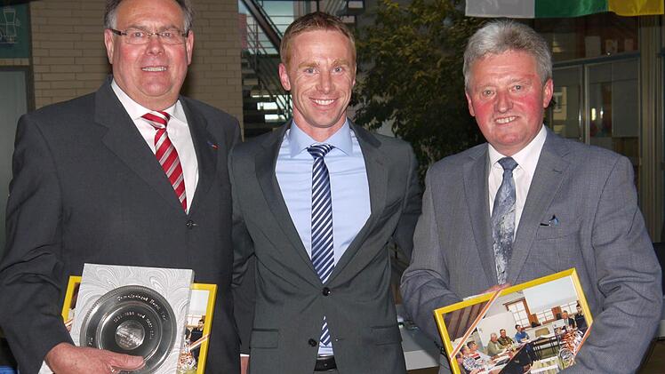 Die ehemaligen Bürgermeister-Stellvertreter, Horst Theil (links) und Hartmut Eckardt (rechts), wurden von Bernd Höfer mit Ehrentellern der Gemeinde verabschiedet. Foto: Berthold Köhler