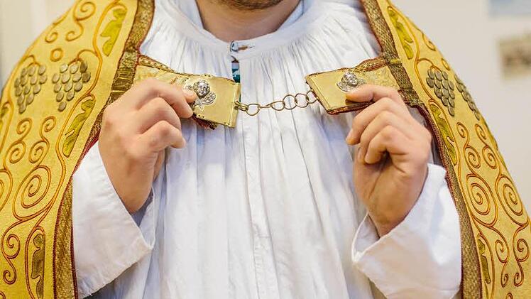 Normalerweise ein weiter Vespermantel, ist der Umhang die typische "Ausgehkleidung" für kirchliche Amtsträger. Die häufigsten Farben, die mit dem heiligen Nikolaus verbunden werden, sind weiß, rot und gold.