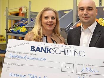 GWK-Geschäftsführer Christian Wolf überreichte den Scheck über 1500 Euro an Iris Hönig von der Kissinger Tafel. Foto: Rauch
