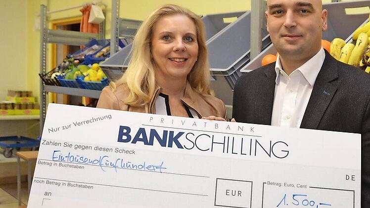 GWK-Geschäftsführer Christian Wolf überreichte den Scheck über 1500 Euro an Iris Hönig von der Kissinger Tafel. Foto: Rauch
