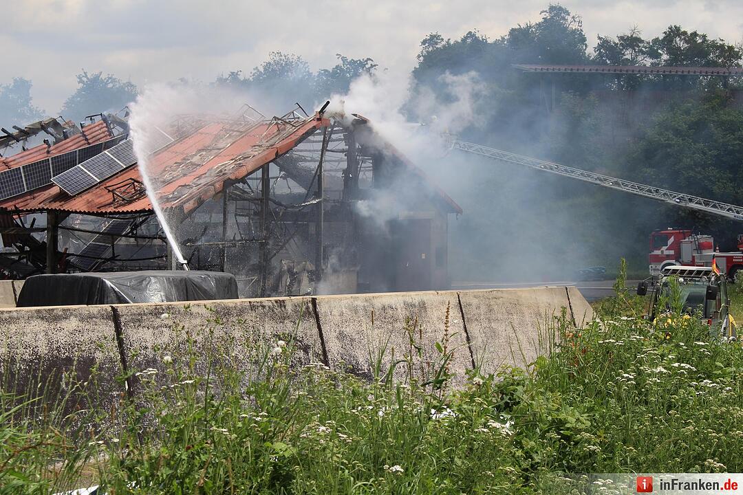 Landwirtschaftliches Anwesen in Vollbrand - 150 bis 200 Kuehe qualvoll verendet
