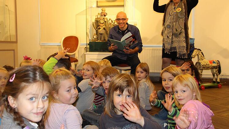 Tageblatt-Redaktionsleiter Oliver Schmidt las im Puppenmuseum Kindern der Kita Cortendorf und der Kita "Arche" im Hörnleinsgrund etwas vor. Mit im Bild Susanne Pfeifer vom Lions Club Coburg-Veste. Foto: privat