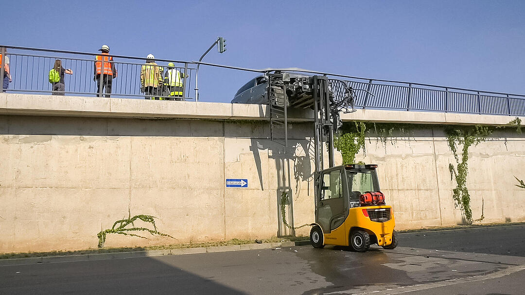 Würzburg: Auto droht nach Unfall von Brücke zu stürzen