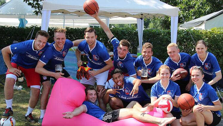 Is doch Worscht um Daniel Boromissza (hinten mit Basketball) Foto: Uwe Kellner