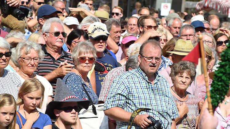 Tausende Zuschauer wollten sich die Bierwochen-Eröffnung nicht entgehen lassenFoto: Ronald Rinklef