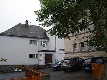 Die alte Schule in Nordhalben. Hier laufen derzeit die Arbeiten für "Nordhalben Village". Foto: Meißner/Archiv