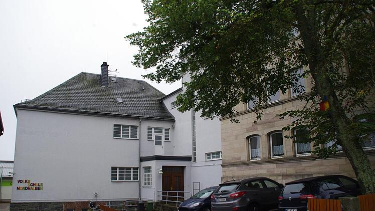 Die alte Schule in Nordhalben. Hier laufen derzeit die Arbeiten für "Nordhalben Village". Foto: Meißner/Archiv