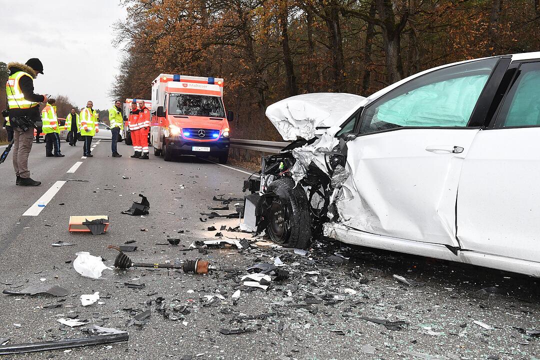 Ein schwerer Frontalzusammenstoß ist am Montagmittag zwischen Strullendorf und Bamberg passiert. Dabei wurde eine Person tödlich verletzt.