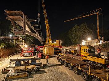 Um 0.14 Uhr hob der Brückenstahlträger für die neue Brücke an der "Pelzkappe" ab und wurde um 90 Grad gedreht. Foto: Jürgen Hüfner