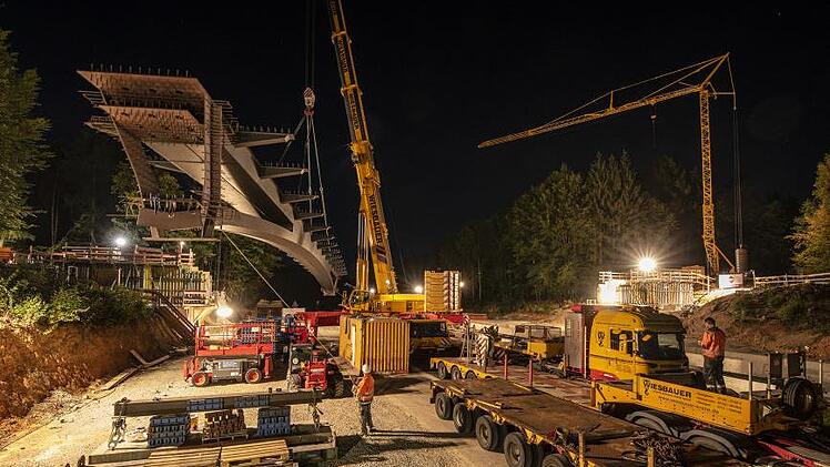 Um 0.14 Uhr hob der Brückenstahlträger für die neue Brücke an der "Pelzkappe" ab und wurde um 90 Grad gedreht. Foto: Jürgen Hüfner
