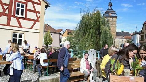 Im Biergarten am Stadtturm war den ganzen Tag lebhafter Betrieb, denn dort hatten Kunsthandwerker ihre Stände aufgeschlagen. Fotos: M. Einwag