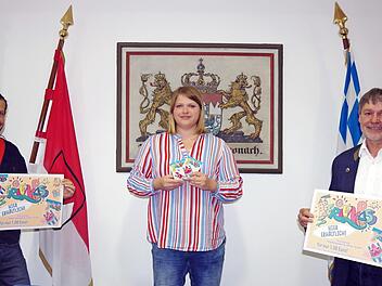 Von links: Andy Fischer (KJR Kronach), Lisa Gratzke (KOJA Landkreis Kronach) und stellvertretender Landrat Gerhard Wunder freuen sich über einen prall gefüllten Ferienpass 2020.  Foto: Heike Schülein